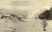 L'Hiver dans les Montagnes. - Gérardmer. - Massif rocheux du Col de la Grosse-Pierre. - Tout à l'arrière-plan, le Ballon de Servance